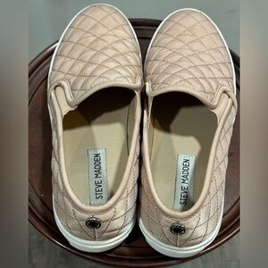 Steve Madden Ecentrcq quilted slip-on sneaker size 8M blush logo comfort EUC